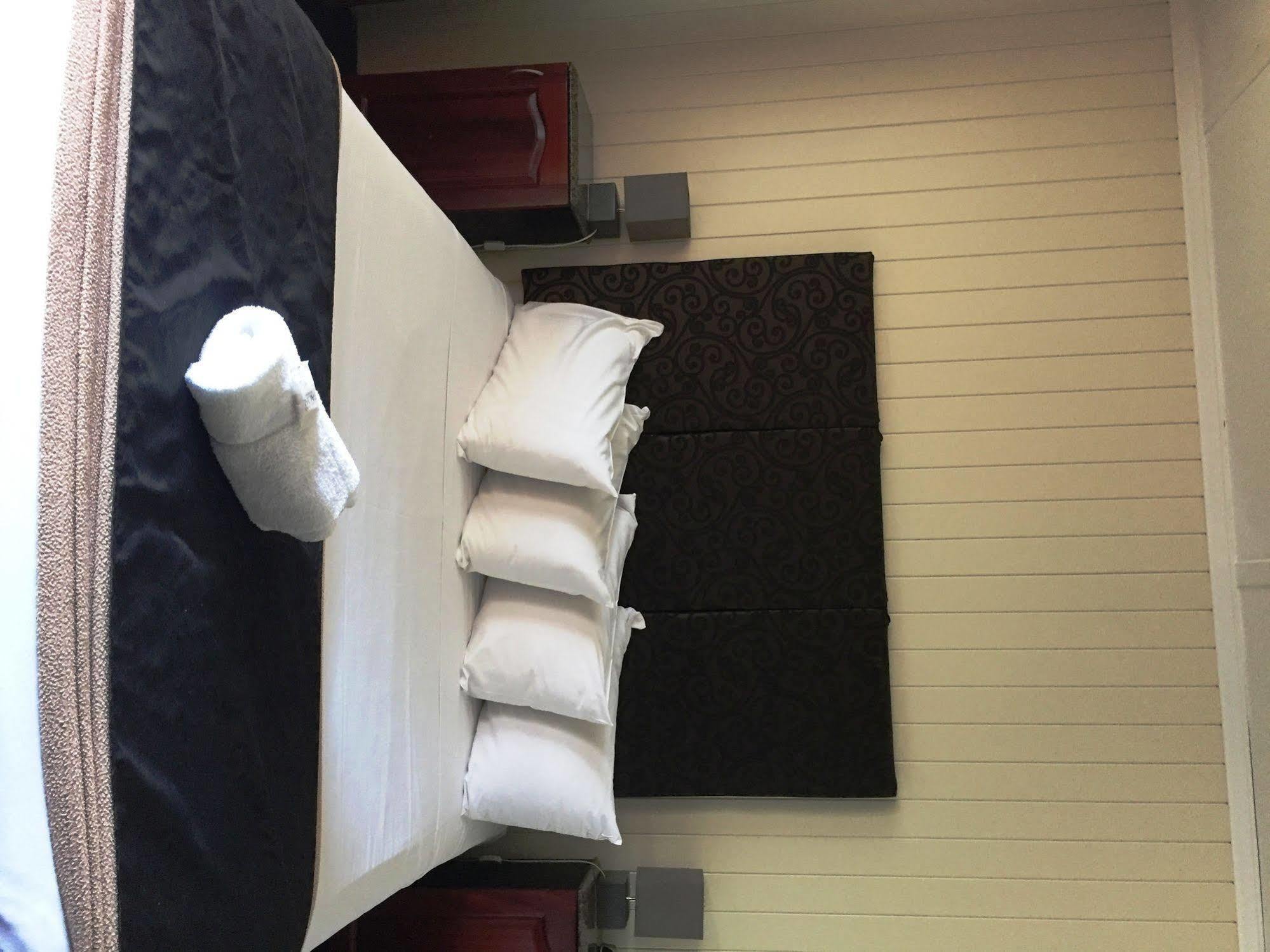 Country Plaza Motor Inn Mackay Dış mekan fotoğraf