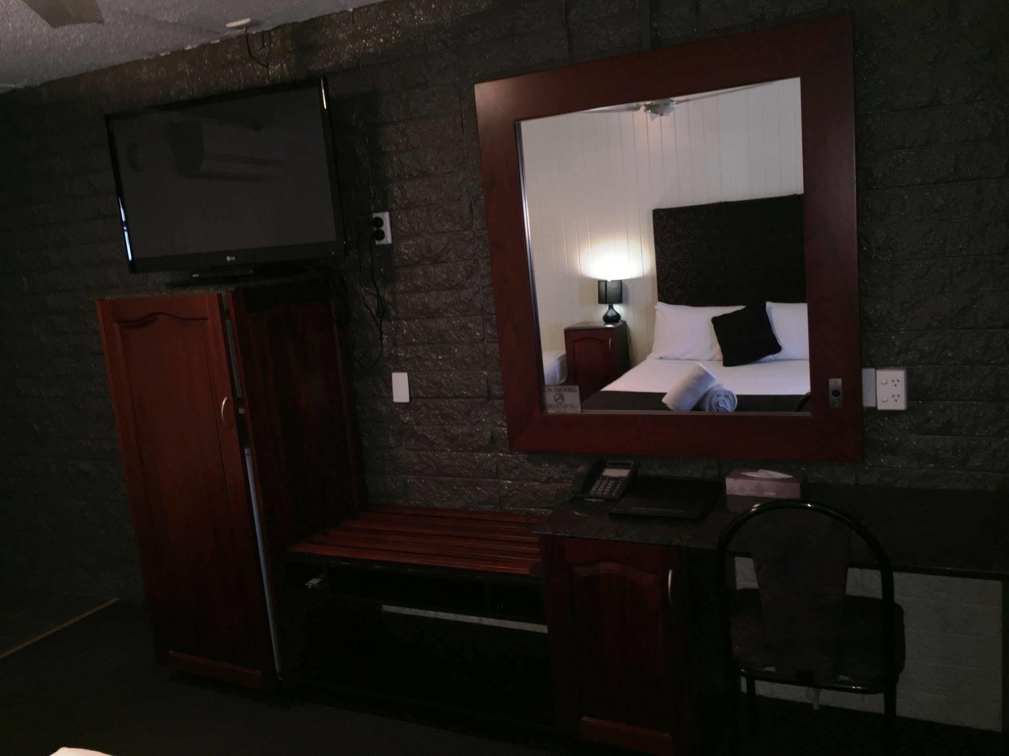 Country Plaza Motor Inn Mackay Dış mekan fotoğraf